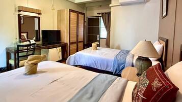 Twin Room | Desk, blackout drapes, free WiFi, bed sheets