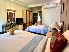 Twin Room | Desk, blackout curtains, free WiFi, bed sheets - Baan Warabordee Hotel (Chiang Rai)