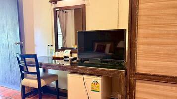 Twin Room | Desk, blackout drapes, free WiFi, bed sheets