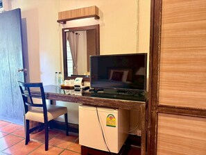 Twin Room | Desk, blackout drapes, free WiFi, bed sheets - Baan Warabordee Hotel (Chiang Rai)