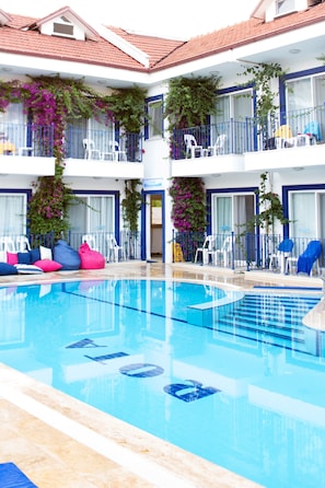 Piscina externa sazonal, guarda-sóis, espreguiçadeiras