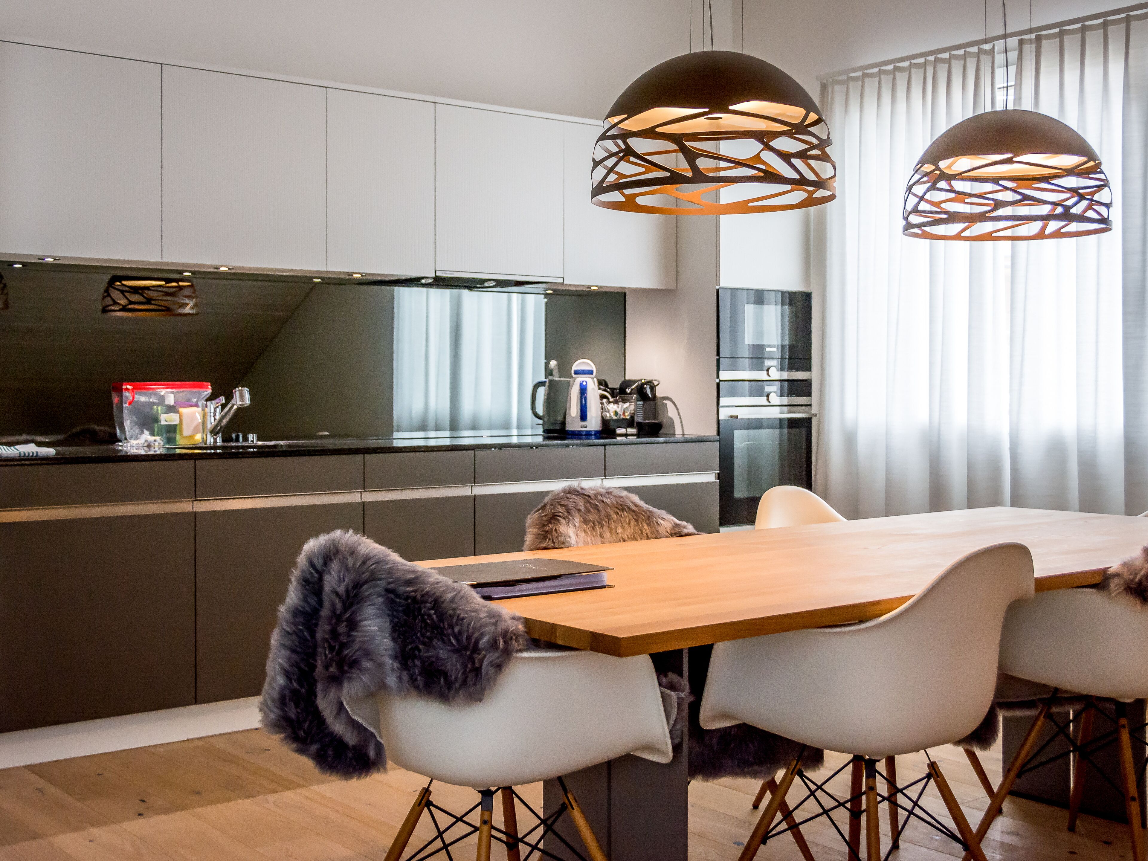Una cocina moderna con comedor.