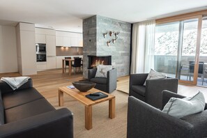 40-inch flat-screen TV with cable channels, TV - Andermatt Alpine Apartments (Andermatt)