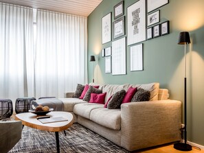 40-inch flat-screen TV with cable channels, TV - Andermatt Alpine Apartments (Andermatt)