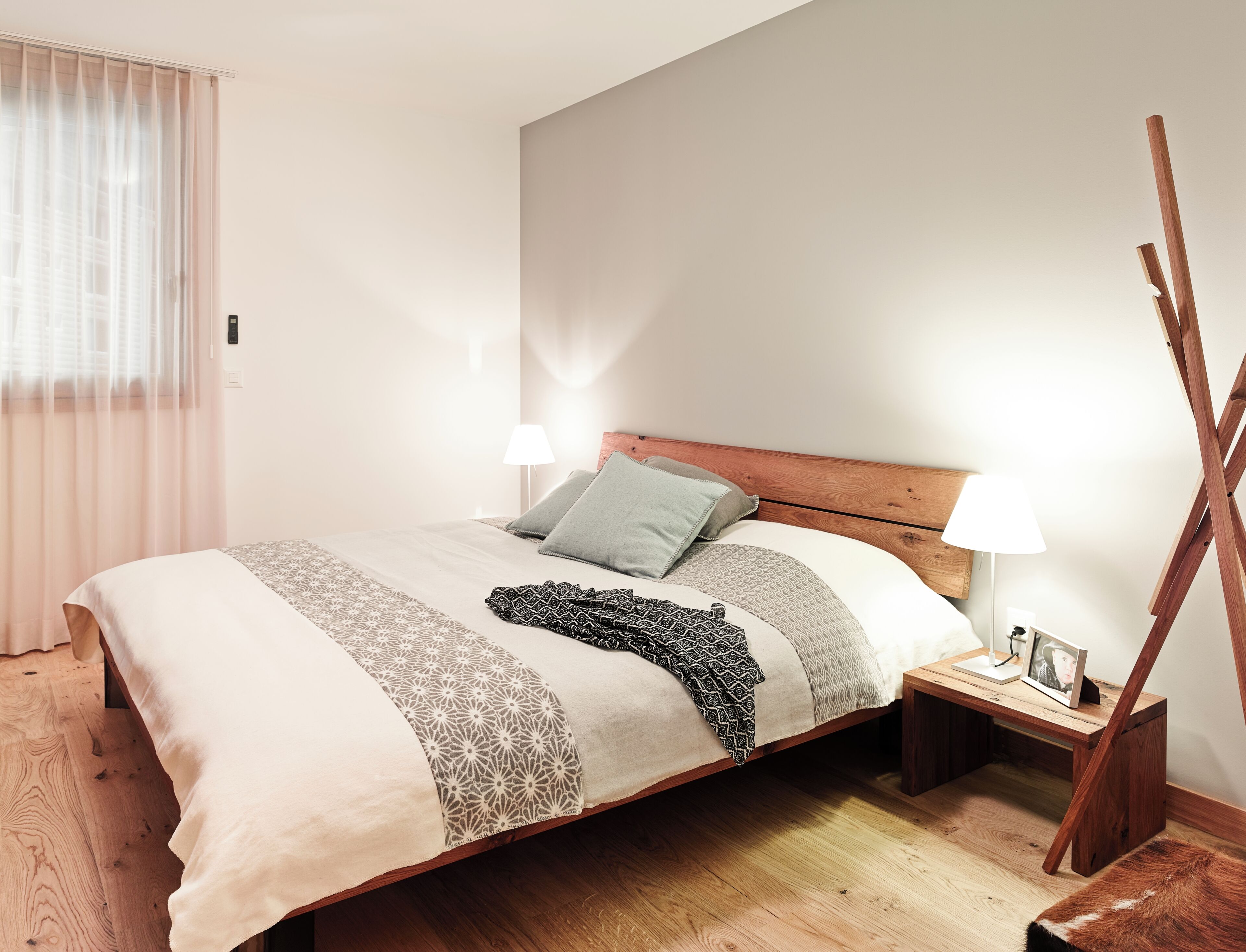 Ropa de cama de alta calidad y caja de seguridad en la habitación 