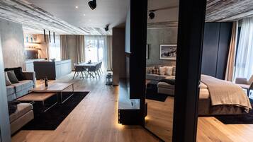 Un salon moderne comprenant un canapé, une table basse et un coin repas avec une table et des chaises.
