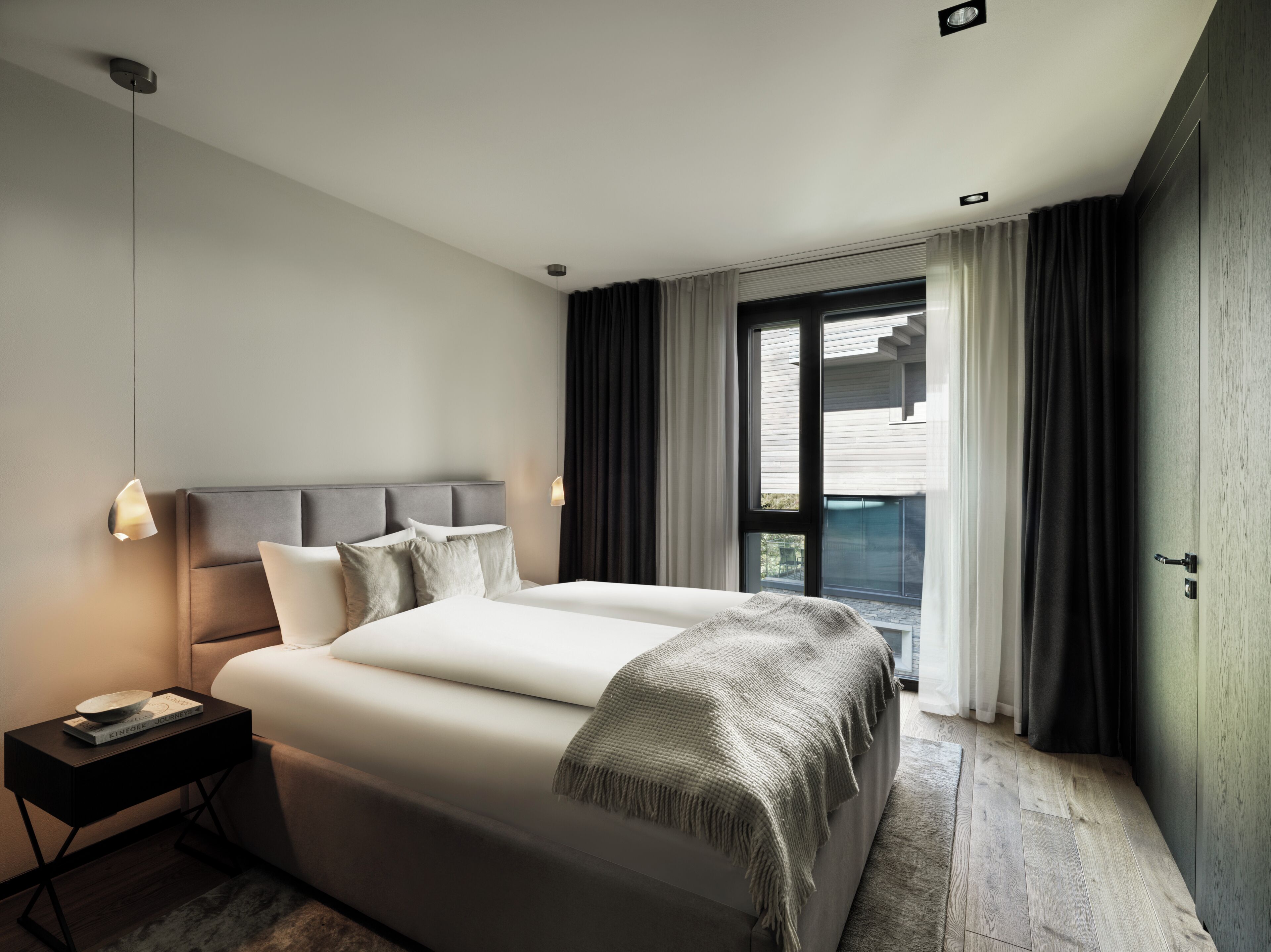 Ropa de cama de alta calidad y caja de seguridad en la habitación 