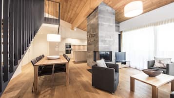 Full-size fridge, microwave, oven, stovetop