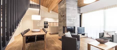 Full-size fridge, microwave, oven, stovetop