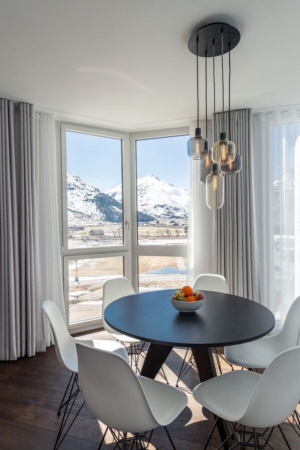 40-inch flat-screen TV with cable channels, TV - Andermatt Alpine Apartments (Andermatt)