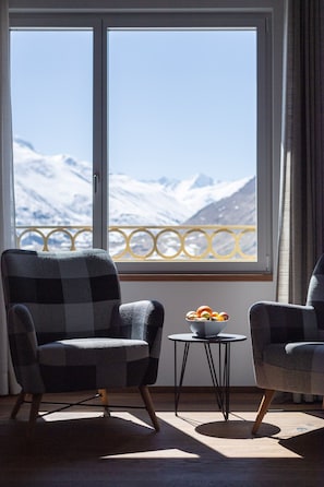 Prestige Apartment, 3 Bedrooms | Premium bedding, down comforters, in-room safe, blackout drapes
