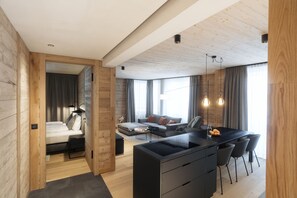 Bộ đồ giường cao cấp, chăn bông, két bảo mật tại phòng 