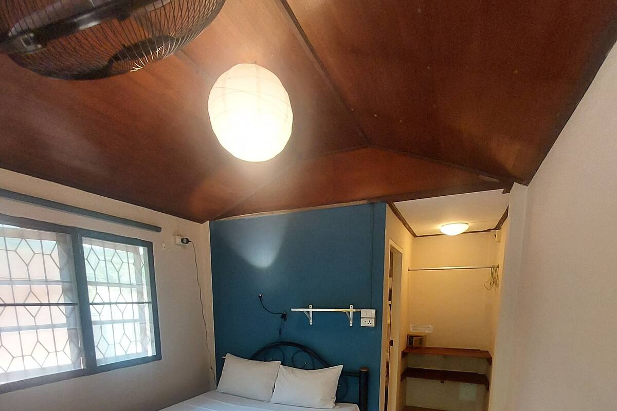 Chambre économique double, 1 grand lit, salle de bain privée, côté jardin | Coffre-fort, accès au Wi-Fi (inclus), literie fournie