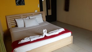 In-room safe, free WiFi, bed sheets - Moonhut Bungalows (Koh Samui)