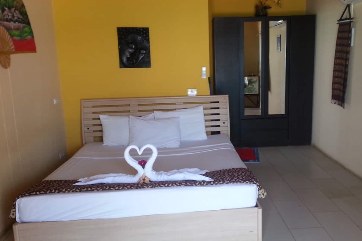 Chambre panoramique double, 1 très grand lit, vue sur l’océan, en face de la plage | Coffre-fort, accès au Wi-Fi (inclus), literie fournie
