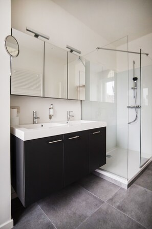 Een douche, een haardroger, handdoeken, zeep