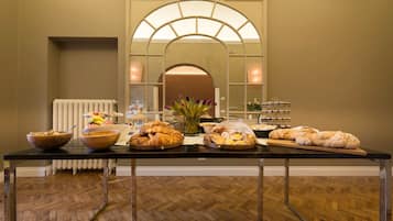 Desayuno continental (EUR 12 por persona)