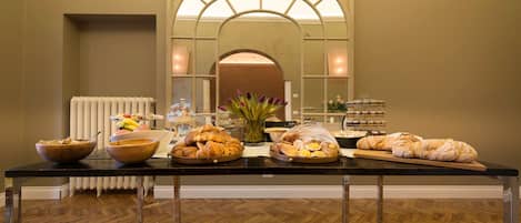 Daily continental breakfast (EUR 12 per person)
