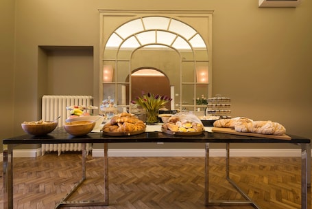Daily continental breakfast (EUR 12 per person)