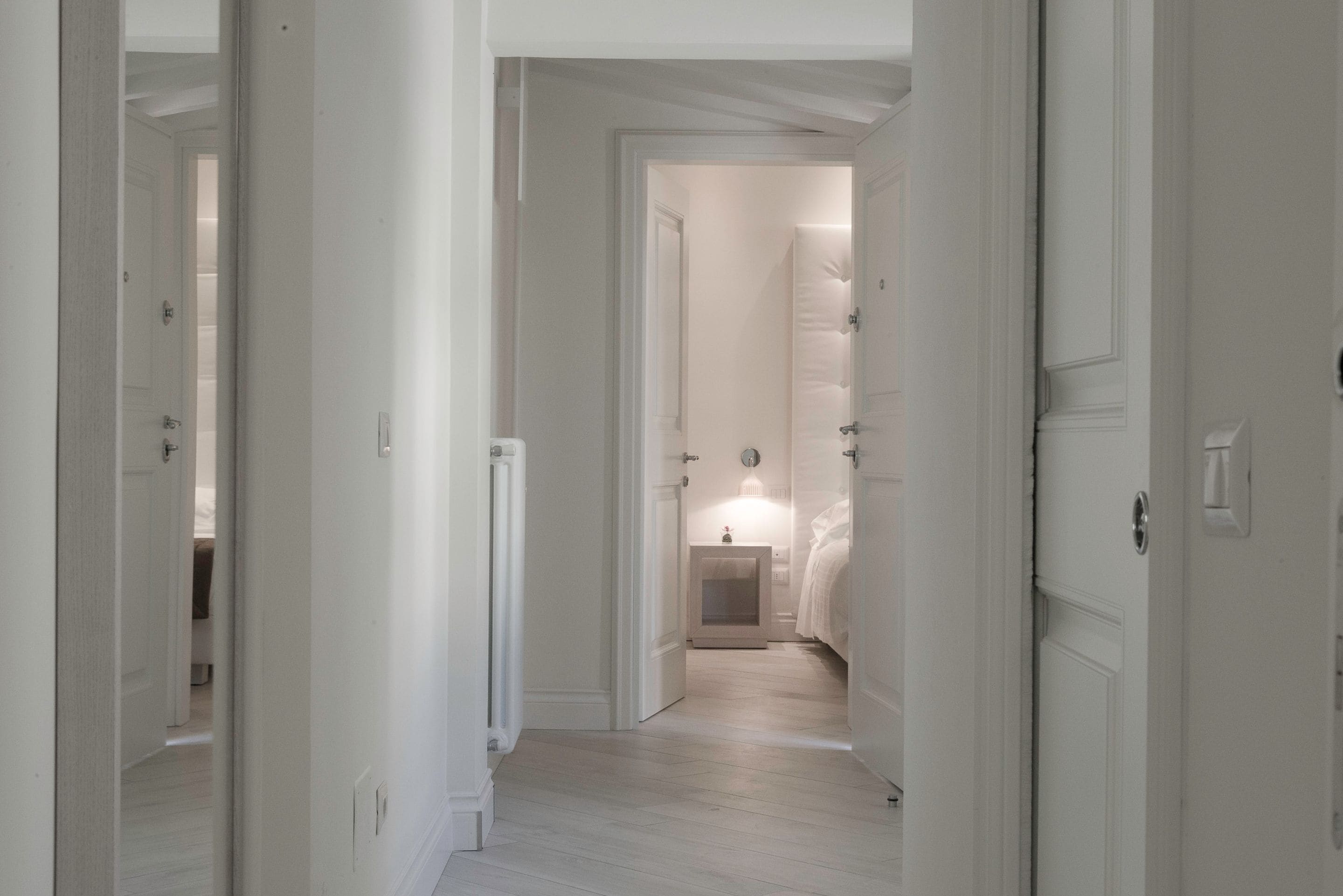 Cubrecamas, caja de seguridad en la habitación y escritorio 