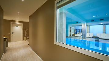 Innenpool, geöffnet von 09:00 Uhr bis 20:00 Uhr, Liegestühle