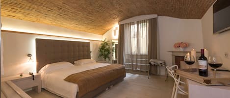 Down duvets, in-room safe, desk, blackout curtains