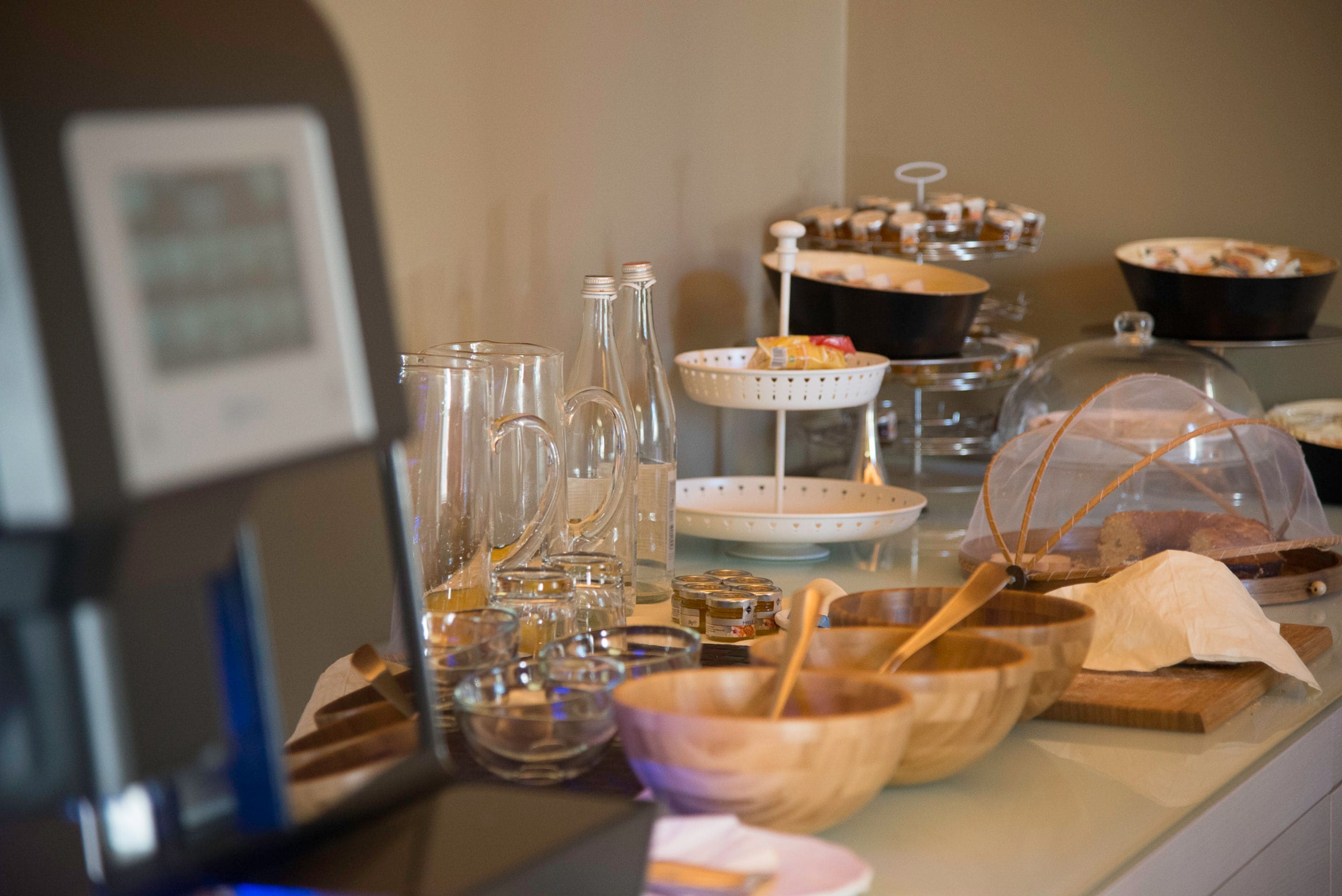Un buffet proposant une variété de plats, de verrerie et d’ustensiles de service.