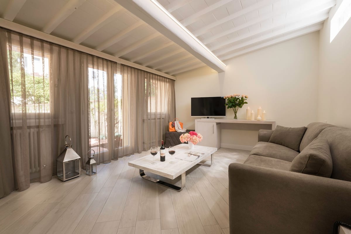 Suite | Oppholdsrom | En 50-tommers smart-TV med digitale kanaler