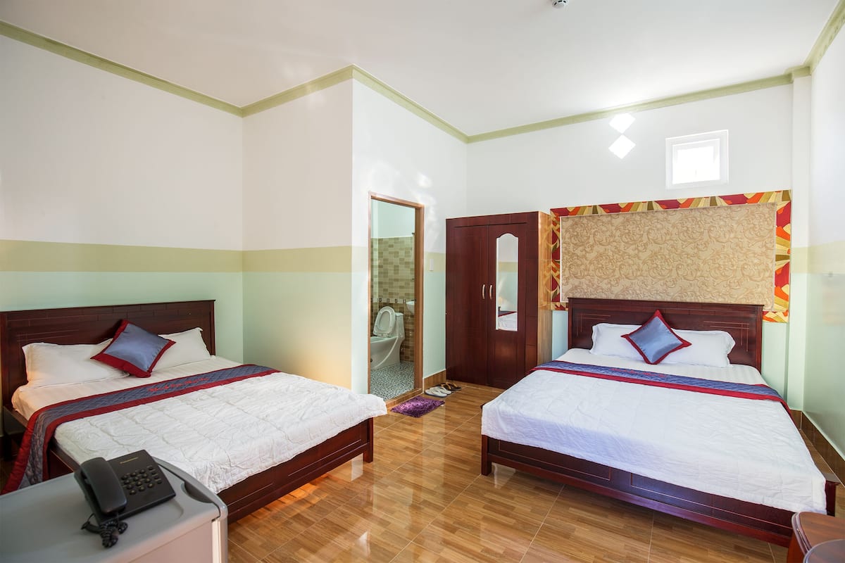 1 bilik tidur, bar mini, meja, kalis bunyi 