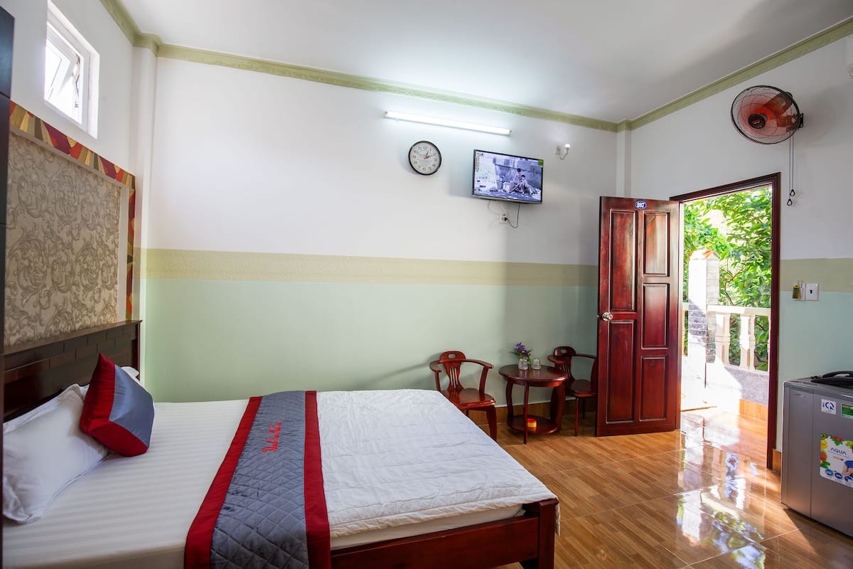 Deluxe Double Room Single Use, 1 Bedroom, Sauna, Garden View | 1 bilik tidur, bar mini, meja, kalis bunyi 