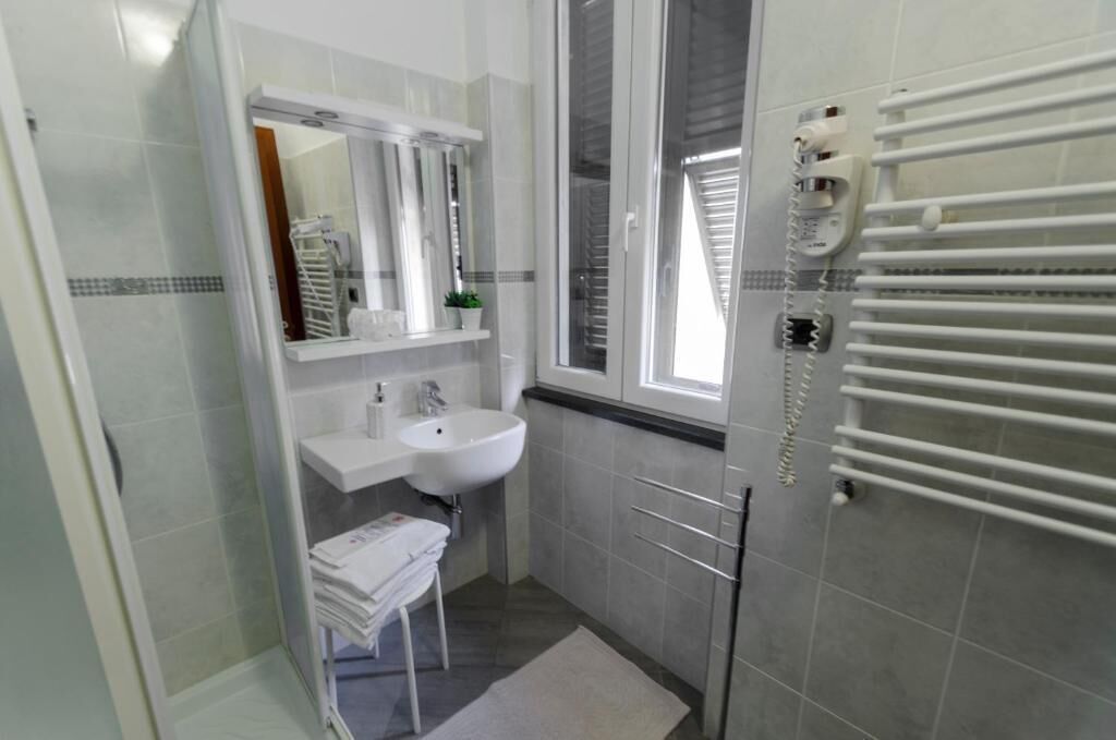 Douche, articles de toilette gratuits, sèche-cheveux