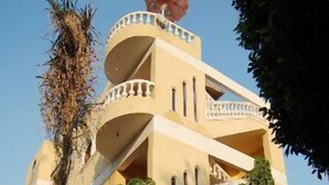 Um edifício de vários andares com design arquitetônico singular, com varandas e escadarias.