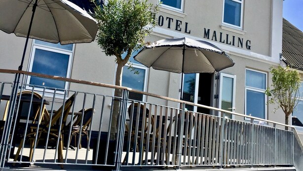 A building with the sign 'HOTEL MALLING' and the years '1884' and '1914' on its facade. - Malling Kro (Malling)