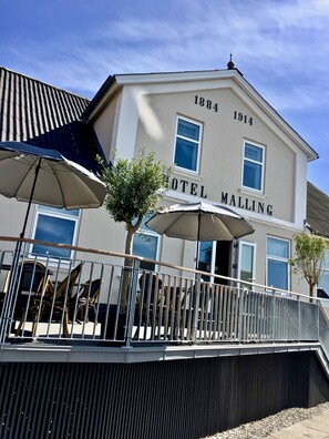 A building with the sign 'HOTEL MALLING' and the years '1884' and '1914' on its facade. - Malling Kro (Malling)