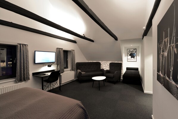 Double Room | Individually decorated, individually furnished, desk, iron/ironing board