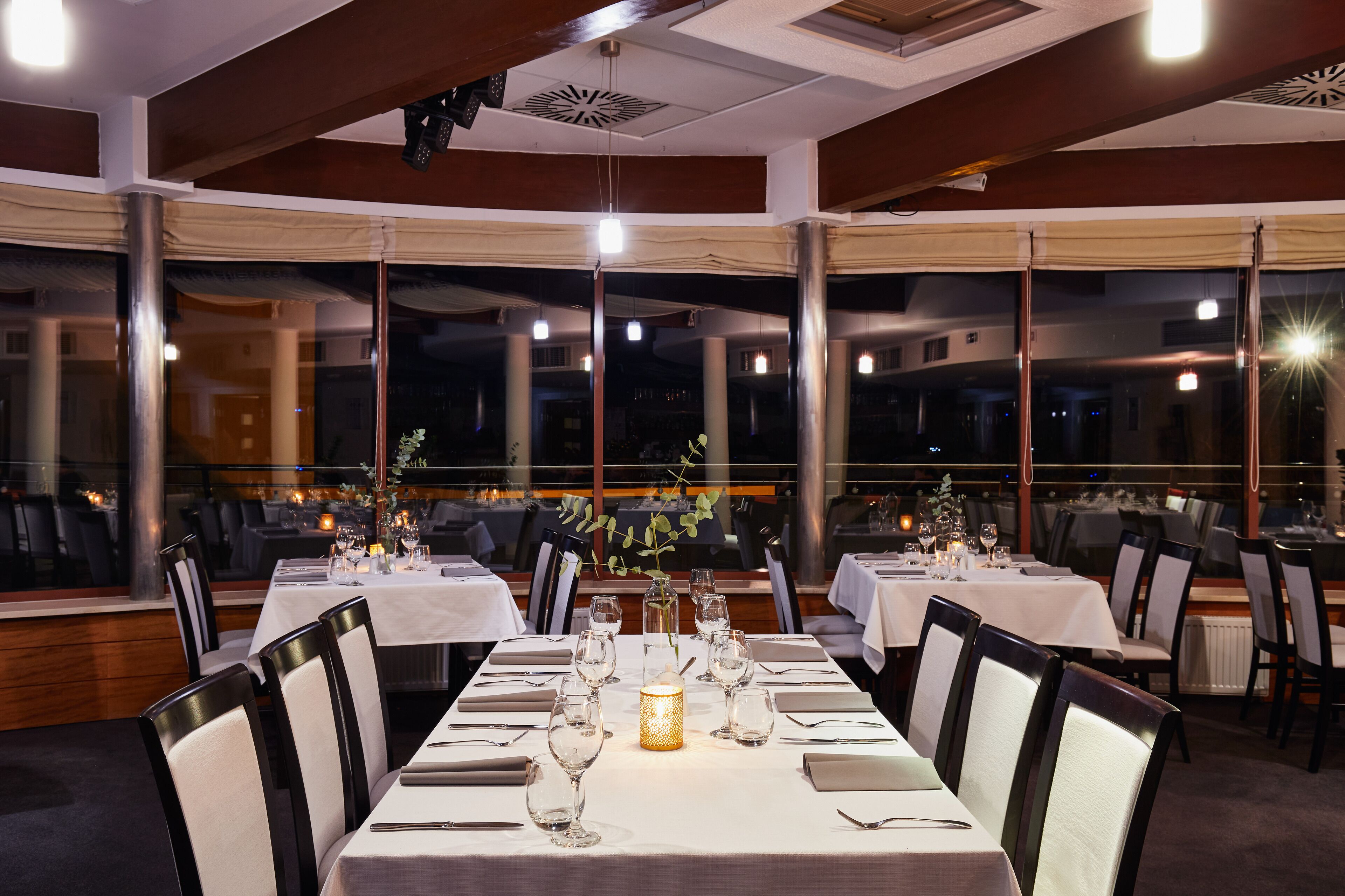 2 개의 레스토랑(세계 요리)