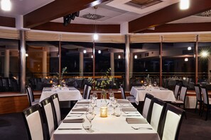 2 restaurantes; se sirve cocina internacional 