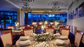2 restaurants, international cuisine