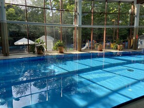 Piscine couverte, chaises longues