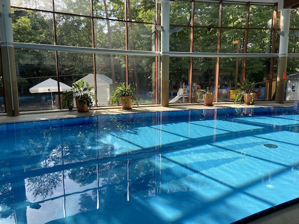 Piscina interna, espreguiçadeiras