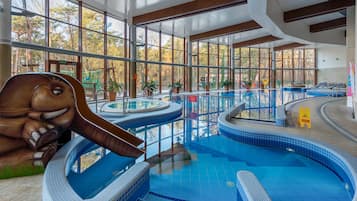 Indoor pool, sun loungers