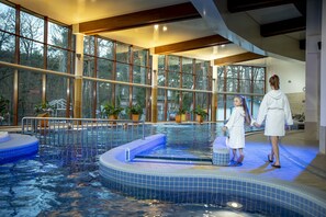 Alberca techada y camastros 