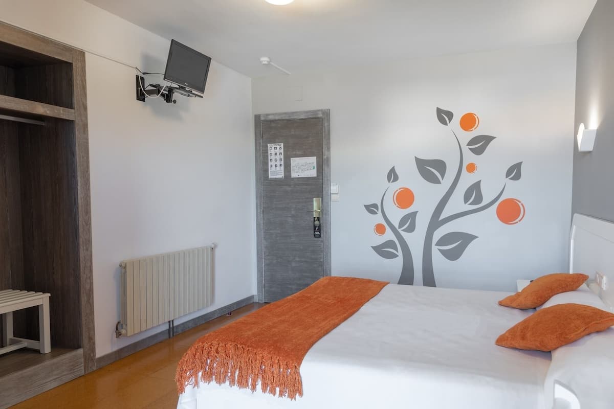 Kamer, 1 twee- of 2 eenpersoonsbedden | Een kluis op de kamer, een bureau, verduisterende gordijnen, gratis wifi