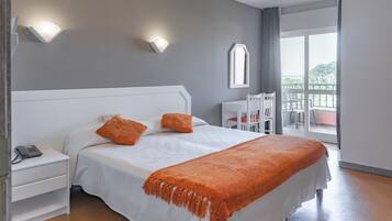 Tweepersoonskamer, terras | Een kluis op de kamer, een bureau, verduisterende gordijnen, gratis wifi