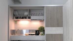 Una cocina moderna con pileta integrada, una encimera y una lámpara colgante.