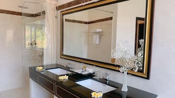 Deluxe Room | Bathroom | Shower, free toiletries, hair dryer, slippers