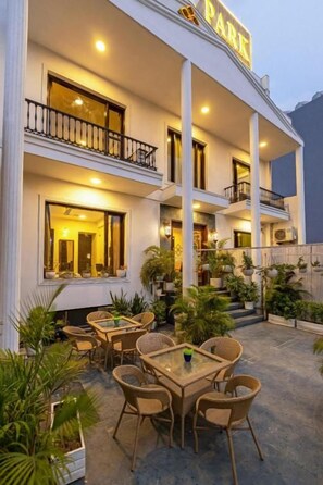 Outdoor dining - Imperial Park (Gurugram)