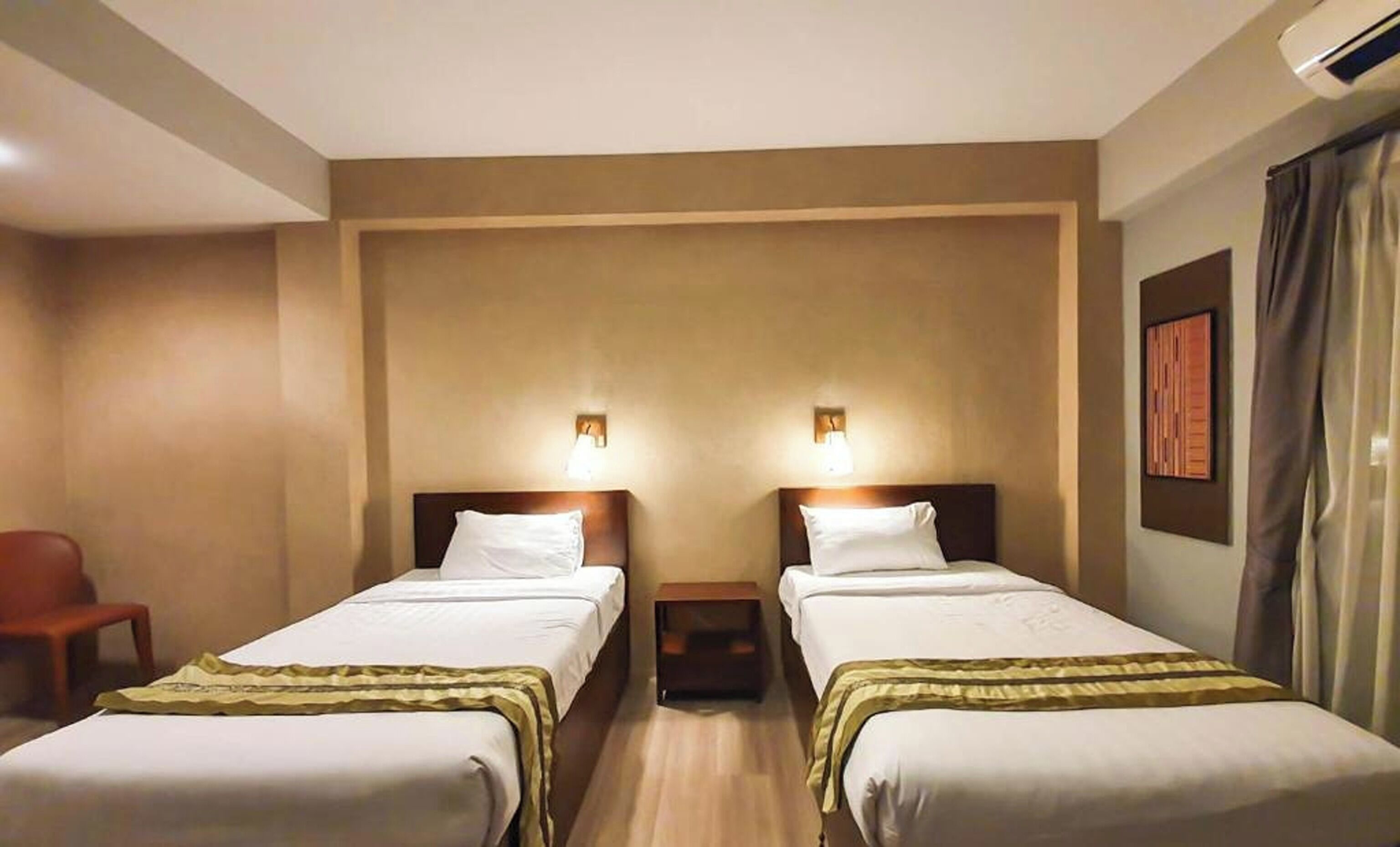 Deluxe Twin Room | In-room safe, individually decorated, desk, rollaway beds