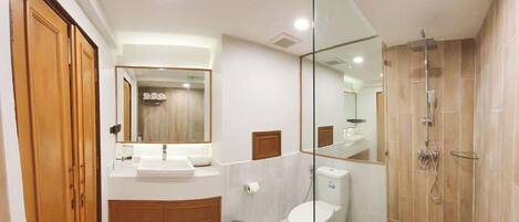 Premium Room | Bathroom | Shower, free toiletries, hair dryer, slippers