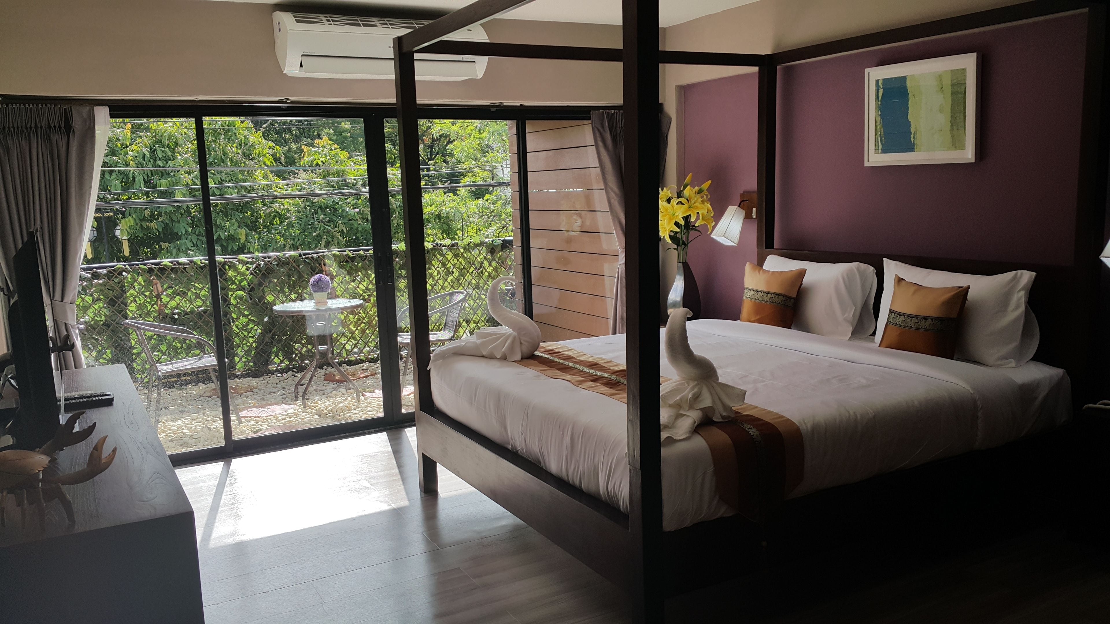 deluxe double room, balcony | 1 bedroom, in-room safe, individually decorated, desk